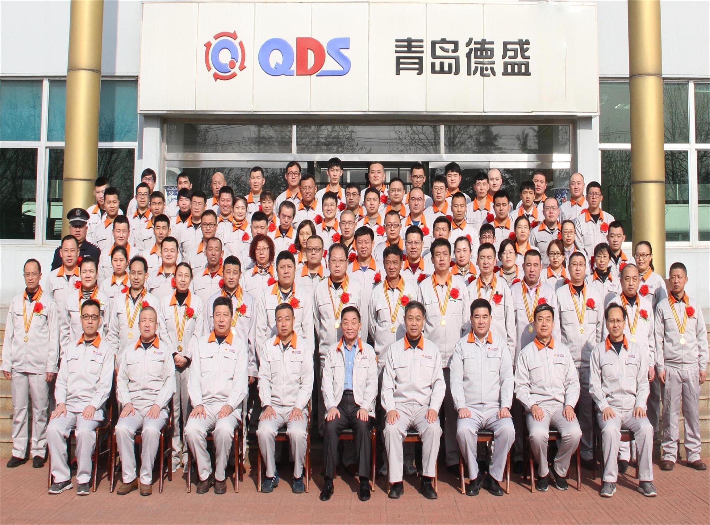 董事長孫佩璋及全體高管與獲獎員工、榮獲獎牌員工合影